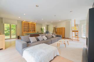 In het prestigieuze Bois de Strihoux bevindt zich deze landelijke villa met een moderne uitbouw van 82 m² (2005) met grote glaspartijen met zicht...
