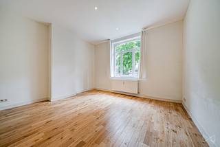 <h3>Info &amp; bezoeken: nathalie.p@weinvest.be | 02 315 77 22</h3>
<p>In een gewilde en gezellige buurt in Jette, heeft We Invest het genoegen dit opbrengsteigendom met <b>3 erkende wooneenheden</b> aan u voor te stellen.</p>
<p>Het gebouw is strategisch gelegen, direct aan de De Smet de Naeyerlaan. De buurt biedt een dynamische leefomgeving met een directe nabijheid van openbaar vervoer (tram, bus), scholen, de winkels van het Spiegelplein en groene zones.</p>
<p>Dit pand met een groot potentieel is als volgt samengesteld:</p>
<ul>
<li>
<p><b>Gelijkvloers &amp; Souterrain:</b> Een appartement ingericht als "souplex" van 92 m² (PEB F - 286 kWh/m².jaar)</p>
</li>
<li>
<p><b>1ste verdieping:</b> Een lichtrijk appartement van 66 m² (PEB D - 174 kWh/m².jaar)</p>
</li>
<li>
<p><b>2de verdieping &amp; Zolder:</b> Een appartement ingericht als "duplex" van 106 m² (PEB D - 209 kWh/m².jaar)</p>
</li>
</ul>
<p>Het gebouw beschikt over kelders ondergronds en een collectief centraal verwarmingssysteem op gas (Vaillant condensatieketel). <b>Uitstekend nieuws: de elektriciteit is overal conform.</b></p>
<p>Hoewel het door de gemeente erkend is als een opbrengsteigendom van 3 eenheden, wijken de huidige indelingen (souterrain, zolder, dakkapellen) af van de gearchiveerde plannen.</p>
<p>Dit gebouw vertegenwoordigt een zeldzame kans voor een investeerder die waarde wil toevoegen aan een karaktervol pand in een zeer gevraagde regio.</p>
<p><b>Mis deze kans niet, bel ons direct!</b></p>