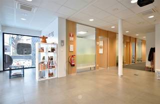<p><span>BERCHEM - </span><span>Bent u op zoek naar een veelzijdige handelsruimte of kantoorruimte in centrum Berchem? </span></p><p><span>Dan is dit pand misschien wel iets voor u! </span></p><p><span> </span></p><p><span>De belangrijkste troeven in een notendop:</span></p><ul><li><span>4 praktijk- of kantoorruimtes</span></li><li><span>Airco aanwezig </span></li></ul><ul><li><span>Goede visibiliteit </span></li></ul><ul><li><span>Parkeergelegenheid voor de deur</span></li><li><span>Centrum Berchem</span></li></ul><p><span> </span></p><p><span>Zo ziet het pand eruit: </span></p><p><span>De handelsruimte bevindt zich op het gelijkvloers en beschikt over een ruime inkomhal met ontvangstruimte. Het pand omvat vier afzonderlijke praktijk- of kantoorruimtes die voor diverse doeleinden kunnen worden ingericht. Daarnaast is er een aparte keukenruimte aanwezig die toegang biedt tot een afgesloten terras.</span></p><p><span> </span></p><p><span>Verder beschikt het pand over twee bergingen, een technische ruimte en een sanitaire ruimte met twee toiletten. Achteraan het gebouw bevinden zich bovendien twee privatieve parkeerplaatsen.</span></p><p><span> </span></p><p><span>Beschikbaar vanaf 01/07/2026</span></p><p><span>Huurprijs: € 1900 + €50 gemeenschappelijke kosten </span></p><p><span>EPC A </span></p><p><span> </span></p><p><span>Contacteer Axel Lenaerts makelaars Oudenaarde voor meer info of een bezoek.</span></p><p><span> </span></p>