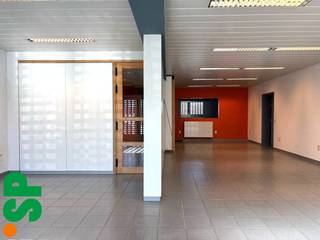 Het pand heeft de volgende indeling: Grote ruimte die momenteel is onderverdeeld (dmv wegneembare wanden) in een receptie, bureel en werkruimte (96m²). Achteraan is een berging voorzien (tegels; 5m²), 2 toiletten en een ingerichte keuken (tegels; kasten, dampkap, keramisch kookvuur, dubbele spoelbak, vaatwasser en koelkast; 15m²).<br /><br />Achteraan zijn 2 privatieve autostaanplaatsen voorzien. Vooraan het gebouw is er een parking voor cliënteel aanwezig.<br /><br />Het pand is geschikt voor volgende doeleinden: stockage, winkelruimte, burelen, vrije beroepen, etc. Geen horeca toegelaten!<br /><br />- Energielabel B<br />- CV = Aardgas<br />- Veiligheidsrolluiken voorzien aan de binnenkant!<br /><br />Voor bijkomende inlichtingen of een bezoek ter plaatse kan u steeds vrijblijvend contact opnemen met Immo S|P op het nummer 014/59.10.20. of via info@immosp.be.