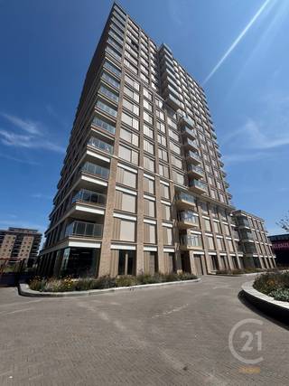Op de 17de verdieping van een stijlvolle nieuwbouwresidentie in de Troonstraat bevindt zich dit prachtige hoekappartement uit 2025. Dankzij de unieke ligging geniet u van een indrukwekkend panoramisch uitzicht, een zijdelings zicht op zee en een overvloed aan natuurlijk licht. Bovendien woont u op wandelafstand van de zeedijk, het strand en het bruisende centrum van Oostende, waar winkels, restaurants en openbaar vervoer binnen handbereik zijn.<br /><br />Het appartement werd afgewerkt met kwalitatieve materialen en combineert hedendaags comfort met een energiezuinige woonervaring dankzij het uitstekende EPC-label A. De lichtrijke leefruimte met grote raampartijen sluit naadloos aan op de volledig ingerichte open keuken, die uitgerust is met onder meer een inductiekookplaat, oven, microgolfoven, vaatwasser en gasoven.<br /><br />Verder beschikt het appartement over twee volwaardige slaapkamers, een stijlvolle badkamer, een apart gastentoilet en een praktische berging, waardoor het perfect geschikt is als vaste woonplaats, tweede verblijf of investeringspand.<br />Als extra is er de mogelijkheid om een autostaanplaats en twee afzonderlijke bergingen aan te kopen.<br /><br />Bent u op zoek naar een instapklaar nieuwbouwappartement met een uitzonderlijke ligging, een prachtig uitzicht en alle hedendaagse comfort? Dan is dit een unieke opportuniteit in het hart van Oostende.
