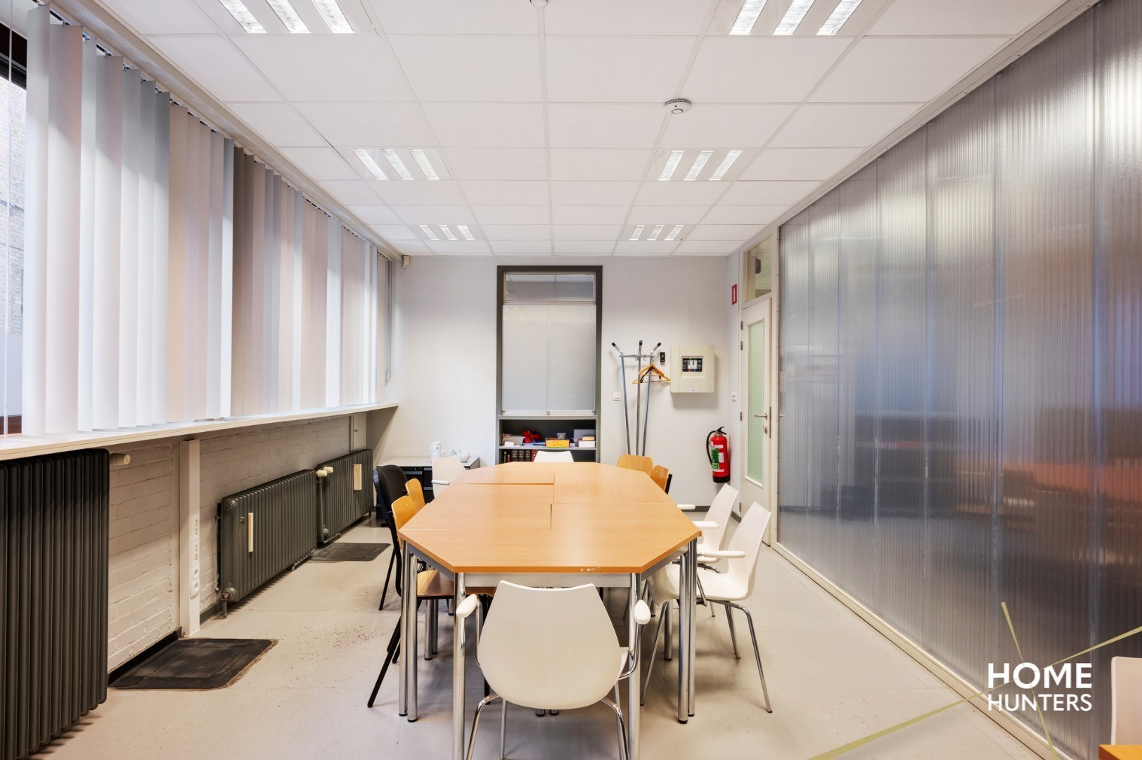 Kantoorgebouw met 2 grote garages in het hartje van Ieper - foto 4