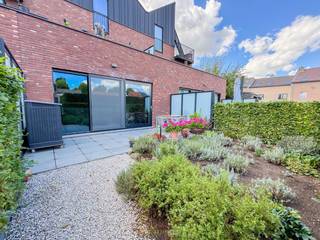 <p><span><span>MODERN GELIJKVLOERS APPARTEMENT met TUIN en ONDERGRONDSE AUTOSTAANPLAATS. Dit ENERGIEZUINIG APPARTEMENT met EPC-LABEL A beschikt over een uiterst GUNSTIGE LIGGING op een BOOGSCHEUT van het CENTRUM. Daarnaast bevindt het zich in de nabijheid van alle dagelijkse VOORZIENINGEN zoals scholen, winkels en openbaar vervoer. Het appartement combineert COMFORTABEL WONEN met een PRAKTISCHE INDELING en een MODERNE AFWERKING.</span></span></p>
Via de lichtrijke woonkamer met open keuken bereikt u de nachthall, die toegang biedt tot een technische berging, een gastentoilet, 2 slaapkamers, een modern ingerichte badkamer en een aparte berging/wasplaats. De leefruimte sluit bovendien naadloos aan op het gezellige tuintje met uitweg achteraan, een aangename buitenruimte om te ontspannen of te genieten van het buitenleven. Als extra troeven beschikt dit appartement over ZONNESCREENS aan de straatzijde, een ONDERGRONDSE AUTOSTAANPLAATS, een "RUIME"KELDERBERGING, een GEMEENSCHAPPELIJKE FIETSENBERGING en een lokaal voor vuilnisbakken, die samen het WOONCOMFORT compleet maken.<br /><br />Adres: Wallestraat 173 bus 102 te Oudenaarde<br /><br />EPC: 93kWh/m², G-score A P-score B, Geen renovatieverplichting van toepassing