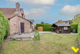 Deze twee afzonderlijke woningen met elk hun eigen huisnummer (Berkenlaan 5 en Klaprooststraat 8) zijn samen gelegen op een perceel van 3a71ca te Leopoldsburg. Beide panden worden als één geheel verkocht en bieden een uitzonderlijke opportuniteit voor investeerders, grote gezinnen of wie zoekt naar een combinatie van wonen en verhuren.<br /><br /><strong>Woning 1 – Berkenlaan 5 (bouwjaar 1956):</strong><br />- Bewoonbare oppervlakte: 168 m²<br />- Indeling: ruime leefruimte, keuken, 3 slaapkamers, ruime zolder en droge kelder<br />- Extra: garage aanwezig<br />- EPC-label F → renovatieplicht van toepassing<br />- Gas aanwezig in de woning, maar geen centrale verwarming voorzien<br /><br /><strong>Woning 2 – Klaprooststraat 8 (bouwjaar 1986):</strong><br />- Bewoonbare oppervlakte: 158 m²<br />- Indeling: 3 slaapkamers, leefruimte, inpandige garage en kelder<br />- EPC-label C<br />- Asbestveilig<br />- Momenteel verhuurd (ideaal als investering)<br /><br /><strong>Troeven:</strong><br />- Twee woningen met aparte adressen<br />- Mogelijkheid tot verhuren van één of beide woningen<br />- Geschikt voor samenwonen met meerdere generaties<br />- Centrale ligging in Leopoldsburg<br />- Investering met potentieel rendement<br /><br />Wenst u meer informatie omtrent deze woning of een bezichtiging? Contacteer ons via <strong>014 58 02 08</strong> of via <strong>info@immovl.be</strong>.