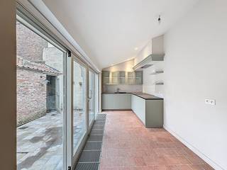 Gelegen in het hart van het Sint-Annakwartier, een van de meest pittoreske en gegeerde wijken van de Brugse binnenstad, staat deze karaktervolle en onlangs gerenoveerde stadswoning aan de Rolweg 8 te huur. Deze woning is de ideale match voor wie houdt van een sfeervolle woonomgeving met een hoogwaardige, moderne afwerking.De woning beschikt over een volledig uitgeruste, moderne keuken en een lichtrijke leefruimte die direct toegang biedt tot een leuke stadskoer, waar u in alle rust van de buitenlucht kunt genieten. Op de verdiepingen bevinden zich twee volwaardige slaapkamers en een stijlvolle, moderne badkamer die aan alle hedendaagse comfortwensen voldoet. Een unieke kans om instapklaar te wonen op een absolute toplocatie in het authentieke Brugge.Indeling:Glvl.: inkomhal (2,5m²) met gastentoilet - woonkamer (24m²) met ingemaakte kast - ingerichte keuken (14m²) voorzien van inductie kookplaat, dampkap, koelkast met vriesvak, dubbele gootsteen, aansluiting voor vaatwasser en kasten - terras (14m²) met berging.1°V.: nachthal (6m²) - slaapkamer 1 (15m²) - badkamer (4m²) met douche, lavabo in meubel en toilet.2°V.: slaapkamer 2 (16m²) - berging (2,5m²) met aansluiting voor wasmachine.Algemeen:- Huurprijs: € 980,00/maand- Onmiddelijk beschikbaarDe snelste manier om een bezoek te brengen aan dit pand? Vraag je bezoek aan via de roze knop op onze website (www.dewaele.com) en je wordt gecontacteerd door één van onze verhuurexperten.