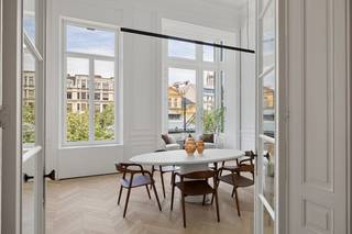 Waan je in een Parijse droom in dit majestueuze luxe appartement op de begeerde Kouter. Hier ervaar je pure klasse, van de originele, hoge plafonds met sierlijke moulures tot het verfijnde Hongaarse punt parket. De imposante ramen zorgen ervoor dat elke kamer baadt in natuurlijk licht en bieden een schitterend uitzicht op één van de mooiste pleinen van Gent.<br /><br />Deze uitzonderlijke woonst, met een royale bewoonbare oppervlakte van maar liefst 242 m², maakt deel uit van de gerenommeerde residentie B’eau Kouter. De volledige renovatie in 2023 creëert een samenhang tussen historische grandeur en moderne luxe, waarbij elk detail, van vloeren tot verlichting, getuigt van onberispelijke kwaliteit en stijl.<br /><br />Bij binnenkomst in de imposante inkomhal voelt men meteen het spectaculaire ruimtegevoel, dankzij plafonds van meer dan vier meter hoog. Zowel de leefruimte als de eetkamer zijn uitgerust met elegante, marmeren schouw en authentieke wandafwerking die samen zorgen voor een tijdloze, vorstelijke sfeer.<br />In deze lichtrijke kamers wordt elk moment van de dag een belevenis, of je nu tot rust komt met zicht op het levendige plein of gasten ontvangt in een setting die indruk maakt.<br /><br />Aansluitend ontdek je de volledig uitgeruste designkeuken, afgewerkt met hoogwaardige materialen en een doordachte indeling.<br /><br />Aan de rustige achterzijde vind je twee imponerende slaapkamers, elk met toegang tot het privatief terras. Ook hier zorgen grote raampartijen voor een aangename lichtinval. De master bedroom beschikt over een luxueuze ensuite badkamer. Vervolgens is er nog een extra aparte badkamer en een douchekamer, allemaal afgewerkt op het hoogste niveau.<br /><br />Als laatste troef beschikt deze parel over de mogelijkheid om ondergrondse autostaanplaatsen te kopen of te huren.<br /><br />Dit appartement valt onder het btw-stelsel 21%<br /><br />Neem vandaag nog contact op en laat je betoveren door deze unieke woonbeleving aan de Kouter!