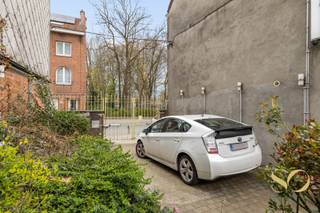 Authentiek karaktervol herenhuis uit 1926, gelegen op een perceel van 295 m² in een rustige residentiële wijk van Ganshoren. Met 248 m² verdeeld over 3 verdiepingen is dit een zeldzame eigendom, ideaal voor een groot gezin of de uitoefening van een vrij beroep — het huis herbergt momenteel een medische praktijk met onafhankelijke wachtkamer en toegang tot de tuin. De gelijkvloerse verdieping biedt een salon, een ruime eetkamer die uitgeeft op een ingerichte keuken met toegang tot het terras. De eerste verdieping telt drie slaapkamers waarvan één met aangrenzende badkamer (bad, dubbele wastafel, WC), evenals een familiesalon. Op de derde verdieping bieden twee grote mansardebureaus met zichtbare dakconstructie, velux en geïntegreerde opbergruimte uitzonderlijk veel licht en mooi vrij uitzicht.<br />Buiten completeren voor- en achtertuin, terras, tuinberging en houten chalet het geheel. De wachtkamer van meer dan 30 m² met apart toilet kan bovendien eenvoudig worden omgevormd tot extra leefruimte. Het huis is uitgerust met 14 zonnepanelen.<br />Ideaal vrij beroep • Kadastraal inkomen: 1.339 € • Vrij bij akte