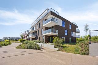 Bezoek dit modelappartement tijdens de opendeurdagen in september op dinsdag en donderdag 23 en 25 september, telkens van 15 tot 18u. <br />Wil je niet wachten? Maak vandaag nog jouw afspraak met Margaux op het nummer 0479 61 53 82<br /><br />Dit instapklaar hoekappartement met 2 slaapkamers, terras en tuin is gelegen in de Stadstuin in de residentie Zelus. Het appartement is volledig afgewerkt: schilderwerken, verlichtingsarmaturen,... <br />Extra pluspunt: zonnepanelen inbegrepen<br /><br />De indeling van het appartement is als volgt: <br />inkomhal met vestiaire, bergruimte, toegang tot de open eet- en leefruimte met daar de volledig ingerichte open keuken (vaatwas, spoelbak, kookplaat, dampkap, oven, frigo en kastruimte). <br />Aan de leefruimte geeft de deur naar de nachthal toegang tot de 2 slaapkamers, de badkamer met inloopdouche en lavabo, en een apart toilet met lavabo. <br />De leefruimte is lichtrijk en zuidgericht, en geeft toegang naar het zonovergoten terras. <br /><br /><br />Het appartement is te bezoeken na afspraak met Margaux via margaux@vestadevelopment.be of telefonisch op het nummer 0468 144 407.<br /><br />Wens je zelf meer inspraak in de afwerking van jouw appartement? <br />Ontdek dan tijdens een afspraak de mogelijkheden in de naastgelegen residentie Cronus. <br />Op basis van jouw wensen stellen we graag ook alternatieven voor, die zich bijvoorbeeld bevinden op een hoger gelegen verdieping.