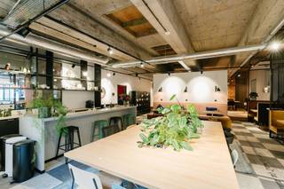 À vendre, superbes bureaux de 540 m² situés au 925, Chaussée de Waterloo, Uccle, dans un quartier dynamique et facilement accessible.Le bâtiment...