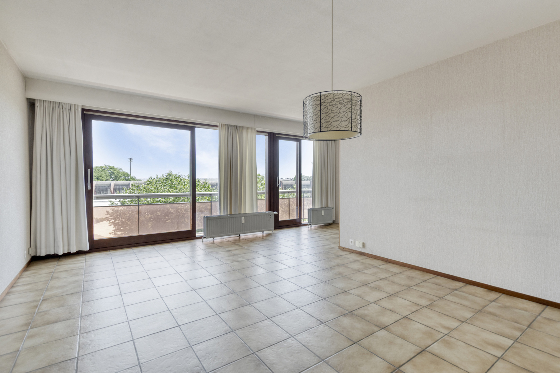 Ruim appartement met 2 slaapkamers, terras en kelder - foto 4