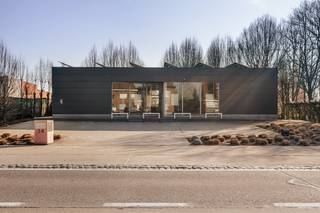 Stap binnen in de grandeur van dit voormalige bankkantoor, nu beschikbaar als een veelzijdig energiezuinig kantoorgebouw dat perfect is voor diverse zakelijke doeleinden.<br />Met een eigendom dat zich uitstrekt over een ruim perceel van 1500m2, geniet je van een uitstekende commerciële ligging die zichtbaarheid en bereikbaarheid biedt voor jouw bedrijf.<br /><br />Het pand werd stevig onder handen genomen in 2010 met aandacht voor kwaliteit, energiezuinigheid en duurzaamheid.<br />Met een ruime privé parkeergelegenheid voor maar liefst 6 wagens, is het ontvangen van klanten en medewerkers een moeiteloze ervaring.<br /><br /><strong>In de verkoopprijs zijn 50 zonnepanelen (10.810 Wp) inbegrepen met groenestroomcertificaten van 450 eur, wat resulteert in een jaarlijkse opbrengst van circa 4.500 eur tem 28/12/2029.<br />Afhankelijk van de verkoopdatum kan hier nog de som van 24.750 euro behaald worden.</strong><br /><br />Bij binnenkomst word je verwelkomd in een stijlvolle en uitnodigende ontvangsthal, die de toon zet voor de professionele sfeer van het gebouw.<br />Het kantoorgedeelte is ontworpen met comfort en efficiëntie in gedachten.<br />Vier ruime lichtrijke kantoorruimtes bieden voldoende ruimte voor jouw team om te werken en te groeien, terwijl de aanwezigheid van een keuken, datalokaal, toiletten voor dames en heren en een bergplaats zorgt voor het gemak van dagelijkse activiteiten. Op de bovenverdieping is er een ruime zolderruimte die kan gebruikt worden als stockage-ruimte.<br /><br />Een bijzondere troef van dit pand is de ingebouwde inbraakwerende kluiskamer, die zorgt voor de hoogste mate van veiligheid en bescherming van waardevolle documenten en eigendommen.<br /><br />Of je nu een boekhouder, advocaat, bank of een ander bedrijf bent dat op zoek is naar professionele kantoorruimte, dit pand biedt de perfecte setting om jouw bedrijf te vestigen en te laten groeien.<br />Mis deze unieke kans niet om eigenaar te worden van een indrukwekkend kantoorgebouw op een toplocatie. Neem vandaag nog contact met ons op voor een bezichtiging met de eigenaar en ontdek de mogelijkheden die dit pand te bieden heeft voor jouw bedrijf.<br /><br /><strong>EPC A Label</strong> (niet residentiële eenheid) 20240229-0003155964-KNR-1<br /><br />+ Commerciële A+ Locatie <br />+ Privé-parking voor 6 wagens<br />+ Bruikbare vloeroppervlakte van 199m2<br />+ Alu ramen met HR beglazing 1.1<br />+ Zuid gericht perceel met grote tuin &amp; tuinhuis<br />+ 50 zonnepanelen inclusief met groenestroomcertificaten van 450 eur (tem 12/2029)<br />+ Regenput van 10.000 Liter<br />+ LED verlichting<br />+ Cameravoorziening<br />+ Airco<br />+ Hoge kantoorruimtes met veel lichtinval<br />+ Inbraakwerende kluiskamer<br /><br />Ook beslist om uw eigendom te verkopen? Bespaar de makelaar dankzij de reeds bewezen succesformule van home2sell.