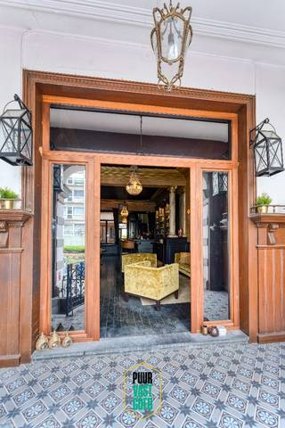 PURE ARCHITECTURE! This spacious house from 1897 underwent a major renovation in 2019, using the best materials. The result is picture perfect. Perfect for living like royalty, hosting parties, or as an attractive vacation home, pied-à-terre, bar des amis, just a stone's throw from the sea!<br /><br />The layout is as follows:<br />Basement: a spacious and dry authentic room with original tiles that can serve as a hobby/relaxation/exercise space, practice space for professionals, office, storage, studio,... Further along is a multifunctional hallway with laundry room, shower room, and toilet. Behind that is the wellness area with fitness wall and sauna. In addition, there is a hallway that leads to a spacious storage/wine cellar and a state-of-the-art technical room.<br /><br />One floor up, we find the beautiful eclectic bar, with all the amenities for a good party or pleasant gathering, including carefully selected furniture and decorations, all included in the price! There are also 2 toilets, the "whiskey vault," and the loggia with evening sun, which can be accessed from the street with a staircase, providing a second entrance for you and/or your guests.<br /><br />The next floor is the luxurious and beautifully finished "master sleeping floor," consisting of a pleasant, spacious, almost brand new bathroom with freestanding bath and walk-in shower, a stunning dressing room, and a delightful bedroom with balcony. At the back of this floor, you will also find the library/office space.<br /><br />Next, we head to the living area, a combination of a spacious living room, open kitchen, and dining room. Everything is new, everything is designer, everything is irresistible!<br /><br />Above that, there are 2 very spacious bedrooms with a shower room in between. The largest room also has access to a large mezzanine, which was planned to be turned into a rooftop terrace.<br /><br />Finally, there are plenty of built-in closets, a laundry room, all practically new, solid techniques and installations. And lots of matching furniture, decoration, contents, and more, which can be left if desired.<br /><br />Words fall short and images do not do justice to this gem, which you must see to believe. Whether you want to live like in a movie or a modern fairy tale and possibly combine it with your profession or a chic bar, or if you want to offer an exceptional vacation home, do not hesitate, come and discover it!