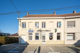 Propriété spacieuse avec commerce, habitation et parking idéalement située.Cette propriété polyvalente combine un espace commercial avec une...