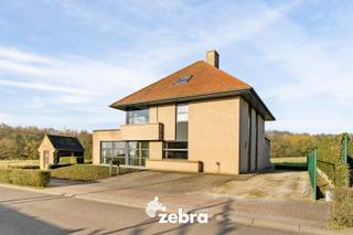 Vlak bij het centrum van Tielt vindt u deze recente en instapklare kantoorruimte met een ruim duplex-appartement met drie slaapkamers. Dit eigendom...