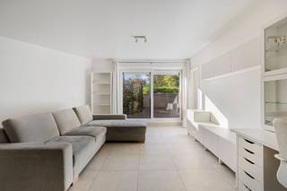 <p><span> Lichtrijk gelijkvloersappartement met groot terras & ondergrondse staanplaats</span></p><p><span> </span></p><p><span>Ontdek dit prachtig appartement aan de Rue Ferrer 226 in Tubeke, waar modern comfort en een toplocatie hand in hand gaan.</span></p><p><span> </span></p><p><span>De troeven van het appartement:</span></p><p><span> </span></p><p><span> Leefruimte: Lichtrijke woonkamer met een volledig uitgeruste keuken (koelkast, combi-oven, keramische kookplaat en vaatwasser).</span></p><p><span> </span></p><p><span> Buitenruimte: Prachtig terras van meer dan 40 m²,zuidelijk georiënteerd.</span></p><p><span> </span></p><p><span> Indeling: Mooie slaapkamer met toegang tot het terras, moderne badkamer met inloopdouche, nachthal met ingebouwde vestiaire en een ruime berging.</span></p><p><span> </span></p><p><span> Technisch & comfort: Energiezuinig (EPC B), conform elektrische installatie en een private ondergrondse autostaanplaats (+ 15.000).</span></p><p><span> </span></p><p><span>Strategisch gelegen op een boogscheut van het openbaar vervoer (station van Tubize), scholen en handelszaken.</span></p>