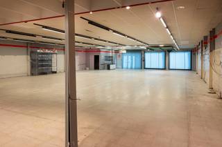 <p>In het hart van Wielsbeke bieden wij op een uiterst commercieel aantrekkelijke ligging, de Rijksweg, dé doorgangsweg bij uitstek voor de buurtdorpen, een polyvalente eigendom bestaande uit een <strong>commerciële ruimte</strong> <strong>met naastliggende burgerwoning en magazijn aan. Voorliggend is er </strong>voldoende <strong>parkeermogelijkheid.</strong><br /><br />Via de website <strong>www.rijksweg183.be </strong>verneem je meer.<br /><br />De totale site bestaat uit <strong>drie kadastrale entiteiten</strong> met een totale oppervlakte van 1966 m2 met bestemming <strong>gemengd woongebied</strong>. Er is een vlotte ontsluiting naar hoofdwegen in de buurt en naar E17. De buurt zou sterk gebaad zijn met een nieuwe voedingswinkel, maar evenzeer biedt deze locatie tal van andere mogelijkheden. Het ruimtepotentieel van deze eigendommen kan perfect worden afgestemd op jouw zakelijke en private wensen en eisen. De stedenbouwkundige voorschriften en mogelijkheden zijn grondig bestudeerd en lichten wij u graag toe naar aanleiding van een bezoek ter plaatse. <strong>Een gesplitste aankoop</strong> is ook bespreekbaar. <br /><br />Ben je naar iets dergelijks op zoek, naam dan gerust contact op.<br /><br />Hilde van Henry Houser <br />0474 63 16 16<br />hilde@henryhouser.be</p>