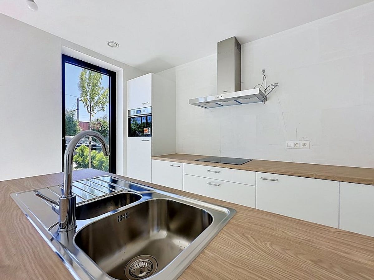 Gelijkvloers nieuwbouwappartement met staanplaats te huur - foto 5