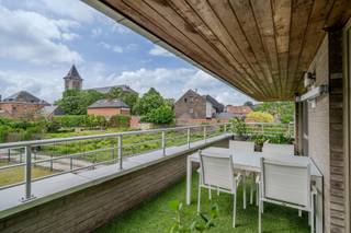 Welkom in Residentie Villa Dell’Arte — een rustige en kleinschalige woonresidentie op wandelafstand van het bruisende centrum van Evergem. Winkels, openbaar vervoer (trein, tram en bus) en alle dagelijkse voorzieningen bevinden zich letterlijk om de hoek. Hier woont u op een toplocatie: modern, energiezuinig en in alle rust, met toch alles binnen handbereik.<br /><br />Het appartement bevindt zich op de eerste verdieping en is bereikbaar via lift/trap. De indeling omvat een inkomhal, een lichtrijke en ruime leefruimte met open keuken uitgerust met hoogwaardige toestellen, twee volwaardige slaapkamers aan de rustige achterzijde van het gebouw, een praktische berging, een afzonderlijk toilet en een stijlvolle badkamer met inloopdouche.<br /><br />Absolute troef is het uitzonderlijk ruime terras aan de achterzijde, waar u in alle privacy heerlijk kunt genieten van rust en comfort.<br /><br />Daarnaast beschikt het appartement over een privatieve ondergrondse parkeerplaats (verplicht aan te kopen aan €20.000) en een aparte berging.<br /><br />Met zijn energiezuinige EPC-label A, conforme elektriciteit en hoogwaardige afwerking (volledig in parket) is dit appartement volledig instapklaar en voorzien van alle hedendaagse comfort en luxe.<br /><br />Een uitzonderlijke opportuniteit voor wie stijlvol en zorgeloos wil wonen op een toplocatie in Evergem.<br /><br />Wenst u meer informatie of een bezoek ter plaatse? Contacteer ons via 0472/98.16.29 of immovercruysse.verkoop@gmail.com