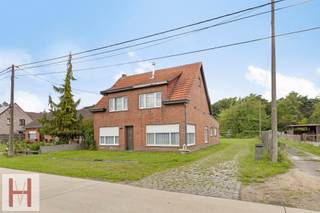 Te renoveren woning of pand geschikt voor afbraak en wederopbouw.De woning heeft volgende indeling: Op het gelijkvloers vinden we een ruime inkomhal,...