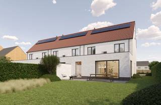 <ul>
<li>Halfopen en gesloten woningen met inpandige garage</li>
<li>Vlotte verbinding naar Gent</li>
<li>3 tot 4 slaapkamers mogelijk</li>
<li>BEN-woningen (E30)</li>
</ul>
<br /><strong>OMGEVING</strong><br />Aan de rand van Gent, tussen Evergem en Belzele, realiseert Potrell een kleinschalig woonproject met 10 halfopen en 3 gesloten woningen. Deze buurt staat bekend om haar rustige, gezinsvriendelijke karakter, en biedt een uitstekende bereikbaarheid richting Gent. Scholen, winkels en openbaar vervoer bevinden zich in de nabije omgeving, wat bijdraagt aan het wooncomfort.<br /><br /><strong>INDELING</strong><br />Het project bestaat uit drie woningtypes:
<ul>
<li>Strak en hedendaags met plat dak</li>
<li>Strak landelijk</li>
<li>Landelijk</li>
</ul>
Elke woning beschikt op het gelijkvloers over een inkomhal, toilet, inpandige garage en een ruime leefruimte met open keuken. Op de verdieping vind je drie slaapkamers, een badkamer en een tweede toilet. De woningen met zadeldak beschikken bovendien over een ruime zolder, ideaal als extra kamer of opbergruimte.<br /><br /><strong>E-PEIL</strong><br />Alle woningen worden uitgerust met de nieuwste technieken, waaronder een warmtepomp en vloerverwarming. Zo behalen ze moeiteloos een E-peil van 30. Deze BEN-woningen (Bijna-EnergieNeutraal) garanderen een energiezuinige, duurzame en toekomstgerichte woonoplossing.<br /><br />WONING OP MAAT – JOUW WONING, JOUW STIJL<br />Maak van deze woning jouw droomhuis! Kies zelf jouw keuken, vloer en badkamer en geef de woning een persoonlijke toets. Instapklaar, volgens jouw smaak en stijl. Jij kiest – Potrell voert uit. Zo eenvoudig is het.<br /><br /><em>Prijzen exclusief kosten.</em>