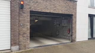 Autostaanplaats met ruime berging.Centraal gelegen (omgeving Delhaize).
Ondergronds op niveau -2 , voetgangerslift aanwezig.
Berging heeft verlichting en elektriciteit met individuele teller.
Uitstekend beveiligd met automatische inrijpoort met afstandsbediening.
Eventueel ook te huur.
Tel 0475 86 71 68
