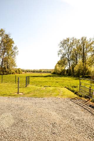 INDRUKWEKKEND VASTGOEDGEHEEL BESTAANDE UIT VERNIEUWDE WOONST + 2 WEIDEN + BOS. Aan de rand van één van de mooiste natuurgebieden van onze streek...
