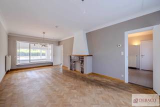 Ruime villa met vier slaapkamers in Herentals!Deze woning bestaat uit een ravissante inkomhal met gastentoilet, woonkamer, volledig ingerichte...