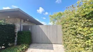 Gelegen in het hart van Poperinge, biedt dit lichtrijke en energiezuinige appartement een comfortabele en stijlvolle woonervaring. Dankzij de centrale ligging bevinden winkels, handelszaken en openbaar vervoer zich op wandelafstand, alle voorzieningen zijn dus binnen handbereik.<br /><br />Het appartement is bereikbaar via de poort aan de rechterzijde van het gebouw. Bij het betreden van de inkomhal beschikt men over voldoende kastruimte. Op de eerste verdieping bevindt zich een nachthal die toegang geeft tot de ruime leefruimte met open keuken. De keuken is volledig uitgerust met een koelkast met diepvriesvak, keramische kookplaat met dampkap, spoelbak en vaatwasser.<br /><br />Verder zijn er een apart gastentoilet en een badkamer met douche, dubbele wastafel en aansluiting voor een wasmachine. Het appartement telt 2 ruime slaapkamers, waarvan één beschikt over een eigen badkamer met douche, toilet en enkele wastafel.<br /><br />Parkeren kan vlot in de straat zelf of in de nabijgelegen straat, de Nieuwstraat.<br /><br />Technische zaken:<br /><br />- Centrale verwarming op gas<br /><br />- Veluxen met zonnewering<br /><br />- Ventilatie<br /><br />Intrede: 01/07/2025.<br /><br />Interesse? Contacteer ons voor een bezichtiging!<br /><br />