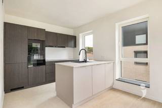 <p><span>Knap appartement (88m²) met 1 slaapkamer.</span></p><p><span>Het appartement is bereikbaar met de lift. We komen het appartement binnen in een ruime inkomhal met ruimte voor vestiairekast, gastentoilet en een handige bergruimte.</span></p><p><span>Achteraan in het appartement bevindt zich de open leefruimte met kwalitatieve keuken (34 m²). Deze geeft directe toegang tot het zonnige terras. Hier geniet u van de middag- en avondzon en een rustig en groen uitzicht.</span></p><p><span>De slaapkamer is praktisch ingedeeld en heeft een ensuite badkamer.</span></p><p><span>Bij dit appartement zijn 2 staanplaatsen voorzien.</span></p><p><span> </span></p><p><span>Nieuwbouwverkoop onder BTW-stelsel (6% BTW mogelijk). Direct beschikbaar.</span></p><p><span> </span></p><p><span>Interesse? Contacteer ons via 016 15 31 15 of <span>info@immolivit.be</span></span><span> </span></p><p><span> </span></p><p><span> </span></p><p><span> </span></p>