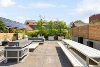 Cet appartement en duplex spacieux fait partie d'une résidence à petite échelle, située dans un quartier animé avec un accès facile au centre-ville et aux transports en commun, à distance de marche de l'eau.<br /><br />Avec une surface habitable généreuse de 170 m² et une terrasse ensoleillée de 120 m² avec une orientation idéale, cet appartement offre une expérience de vie exceptionnelle.<br /><br />Disposition : par le hall d'entrée, équipé de nombreux placards encastrés, vous entrez dans une maison qui impressionne immédiatement par son abondance de lumière, d'espace et d'ouverture. La cuisine ouverte est équipée de tous les appareils contemporains et s'intègre parfaitement à la salle à manger. Le salon confortable avec cheminée à gaz est le cœur de l'appartement. La terrasse ensoleillée est une extension naturelle du salon et invite à profiter pleinement de la vie en plein air.<br /><br />Au rez-de-chaussée, il y a également une élégante salle de bains avec double lavabo, baignoire, douche et toilettes. De plus, un espace de rangement pratique a été intégré sous l'escalier menant à l'étage supérieur.<br /><br />Le premier étage comprend deux chambres à coucher et un dressing. Grâce à ses espaces généreux, cet étage offre également des possibilités d'aménagement supplémentaires.<br /><br />Cet appartement est le choix idéal pour ceux qui recherchent un confort contemporain, de la flexibilité et une atmosphère chaleureuse et accueillante.<br /><br />Possibilité d'acheter un garage privé.