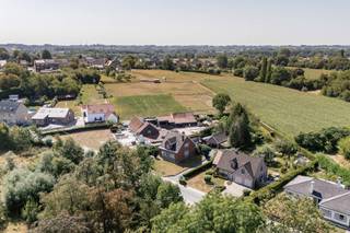 <p><span>Bent u op zoek naar een vrijstaande woning met tal van mogelijkheden in het groene Sint-Ulriks-Kapelle? Dan stellen wij u graag deze charmante woning met 3 slaapkamers voor.</span></p>
<p><span>Dankzij de ligging in de Lumbeekstraat geniet u hier van de perfecte combinatie tussen rust en bereikbaarheid. U woont in een groene en aangename omgeving, terwijl scholen, winkels, openbaar vervoer en het centrum van Dilbeek en Ternat zich vlakbij bevinden. Een ideale ligging voor gezinnen of koppels die op zoek zijn naar ruimte, rust én een vlotte verbinding.</span></p>
<p><span>Huidige indeling</span></p>
<p><span>Op het gelijkvloers vinden we een lichtrijke woon- en eetkamer, een eerste slaapkamer, een ruime keuken en een praktische bijkeuken. Aansluitend bevindt zich de veranda, die toegang biedt tot het grote terras met een aangename zuidwestelijke oriëntatie. De ideale plek om op zonnige dagen heerlijk te ontspannen.</span></p>
<p><span>Op de eerste verdieping bevinden zich twee slaapkamers, waarvan de grootste beschikt over een ensuite dressing. Daarnaast bevinden zich twee badkamers. Eén uitgerust met een bad, de andere met een douche. Eén van de twee badkamers kan bovendien perfect worden omgevormd tot een extra slaapkamer.</span></p>
<p><span>Buiten beschikt de woning over een kelder, ruime oprit, een garage/stockageruimte van maar liefst 28 m² en een aangename tuin.</span></p>
<p><strong>Met enkele opfrissingswerken kan u deze woning volledig omtoveren tot een warme en hedendaagse thuis, helemaal afgestemd op uw eigen stijl en wensen. Dankzij de bestaande indeling en de verschillende ruimtes zijn er bovendien heel wat mogelijkheden om de woning naar uw smaak te zetten.</strong></p>
<p><span>Bent u benieuwd naar het potentieel van deze woning? <br />Contacteer ons vandaag nog voor een bezoek ter plaatse via </span><span>info@impromove.be of 02 887 80 56.</span></p>