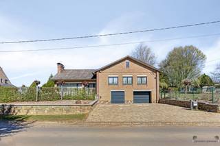 <p><span>Prachtige landelijke villa met uitstekende ligging en ruime opslagmogelijkheden.</span></p><p><span> </span></p><p><span>Deze charmante landelijke villa geniet van een uitstekende ligging met vlotte verbindingen naar Leuven, Brussel en Hasselt. Het domein beschikt over drie afzonderlijke toegangen, wat een optimale bereikbaarheid garandeert, ook voor grotere voertuigen. Achteraan bevindt zich een ruime stelplaats, ideaal voor het stallen van een mobilhome met boot of voor het opslaan van materiaal voor zelfstandigen.</span></p><p><span> </span></p><p><span>De villa zelf biedt een zee van ruimte en comfort. Met vijf slaapkamers, waarvan twee voorzien van wateraansluiting en een aparte studio is deze woning perfect voor een groot gezin of mensen met een thuiswerkbehoefte. De volledig ingerichte keuken sluit aan op de gezellige veranda, die op haar beurt uitkijkt op de prachtig aangelegde tuin.</span></p><p><span> </span></p><p><span>Daarnaast beschikt de woning over een ingerichte badkamer en een volledig afgewerkte kelder met plaats voor drie wagens. Extra praktisch is de sanitaire ruimte in de kelder, ideaal voor gebruik tijdens warme zomerdagen aan het zwembad. Deze villa werd reeds energetisch gerenoveerd en heeft een energiescore EPC B.</span></p><p><span> </span></p><p><span>Kortom deze villa combineert rust, ruimte en functionaliteit op een toplocatie. </span></p><p><span> </span></p><p><span>Bijzonderheden</span><span>:</span></p><p><span> </span></p><ul><li><span>Gunstig EPC-label B</span></li><li><span>ventilatiesysteem in alle kamers</span></li><li><span>airco</span></li><li><span>alarmsysteem</span></li><li><span>rolluiken en vliegenramen</span></li><li><span>zwembad met warmtepomp</span></li><li><span>2 slaapkamers met aansluiting warm en koud water</span></li><li><span>mogelijkheid tot 2 extra zolderkamers</span></li><li><span>kelder met 3 autostaanplaatsen, sanitaire voorzieningen en extra ruimte met openhaard</span></li><li><span>achteraan in de tuin stelplaats van 62m² met aparte ingang voor grotere voertuigen</span></li><li><span>weide van 900m² apart perceel</span></li></ul><p><span> </span></p><p><span> </span></p>