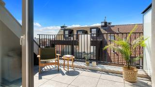 Prachtig duplex-appartement met een magnifiek zonneterras, rustig gelegen in het centrum van Heist. De locatie is uitstekend. Zo hebt u alle voorzieningen (bakker, slager, apotheker, …) binnen handbereik en ligt het strand op enkele minuten wandelen.<br /><br />Door het recent bouwjaar profiteert u van een energielabel B (op het randje van een A) en een volledig conforme elektriciteitskeuring.<br /><br />Indeling: <br />Verdieping 4: inkom met een apart toilet, een zeer grote en volledig ingerichte keuken met veel licht en een mooie woonkamer met toegang tot het ruim zonneterras. <br />Verdieping 5: twee slaapkamers en een ruime badkamer met een inloopdouche en extra toilet.<br /><br />Mooi aanbod voor zowel vaste bewoning als tweede verblijf.<br /><br />Meer informatie of een vrijblijvend bezoek?<br />Contacteer Willem Cauwels op tel. 050/89.27.70.