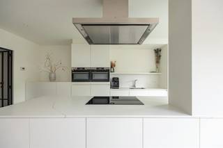 Op zoek naar een hedendaagse woning met karakter, ruimte én zonlicht? Dit volledig vernieuwd huis combineert strakke afwerking met authentieke...