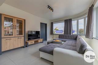 AALST - Bent u op zoek naar een instapklaar appartement op een toplocatie? Dan is dit ruime appartement op de eerste verdieping, gelegen in het hart van Aalst, zeker een bezoek waard.<br /><br />Gelegen in een kleinschalig gebouw, geniet u hier van een centrale woonomgeving met geen gemeenschappelijke kosten. Bovendien is er geen syndicus, wat een extra financiële troef is.<br />Het appartement beschikt over een inkomhal met berging en apart toilet, een ruime en lichtrijke leefruimte, een ingerichte keuken, twee volwaardige slaapkamers, een badkamer met douche. Daarnaast is er een praktische kelderberging, ideaal voor extra opslagruimte.<br />Dankzij de centrale verwarming op aardgas, dubbele beglazing en het gunstige EPC-label B woont u comfortabel én energiezuinig.<br /><br />De ligging in het centrum van Aalst is ideaal: winkels, scholen, horeca en openbaar vervoer bevinden zich op wandelafstand, waardoor u alle dagelijkse voorzieningen binnen handbereik heeft.<br /><br />Kortom: Een ideale woning voor starters, koppels of als interessante investering.<br /><br />Meer info of bezoek: 053/60.65.60<br /><br />De vermelde prijs is een richtprijs. Na ontvangst van de biedingen zal de verkoper beslissen of hij/zij de eigendom verkoopt aan het beste bod. De richtprijs is aldus niet bindend voor de verkoper. Voor meer info kunt u ons contacteren of het reglement raadplegen op onze website.