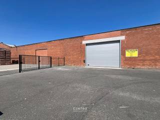 <u><strong>Benaderende bruto-AFMETINGEN: </strong></u><br />Magazijn: 2.400m²<br />Ruim verharde parking 540m<sup>2</sup><br /><br /><u><strong>AFWERKING:</strong></u><br />- Gemetste constructie met betonnen overspanning <br />- Geïsoleerd dak met lichtstraten<br />- Betonvloer<br />- Poort Assa Abloy h: 4,20m b: 5,50m met afstandsbediening<br />- LED-verlichting<br />- Geïntegreerde showroom /kantoor- /ontvangstruimte (110m<sup>2</sup>)<br />- Sanitair: douche, 2 toiletten, urinoirs, lavabo<br />- Vrije hoogte 4m<br />- Mogelijkheid om uw bedrijf extra zichtbaarheid te geven op de 18m hoge toren aan de Europalaan<br /><br /><u><strong>NUTSVOORZIENINGEN:</strong></u><br />Elektriciteit (3x400V - 63A, drijfkracht) met tussenteller - eigen waterteller - gemeenschappelijke snelladers (10) en traagladers (2) op de site.<br /><br /><strong><u>BESTEMMINGSMOGELIJKHEDEN</u></strong>:<br />Zone voor milieubelastende industrieën.<br />Opslag, overslag, productie, B2B, bewerking en verwerking van goederen.<br /><br /><u><strong>LIGGING:</strong></u><br />Poort tot Poperinge, RING - Nijverheidslaan, zichtbaarheid vanaf de ring.<br /><br /><u>* Bijzonderheden:</u><br />- Onmiddellijk beschikbaar.<br />- Geen gemene kosten !<br />- Vermelde prijzen zijn excl. onroerende voorheffing , elektriciteit en BTW.<br />- Onze referentie op <strong>www.centro.be</strong>: <strong>P0499</strong> of contacteer ons op <strong>050 70 01 02</strong>.