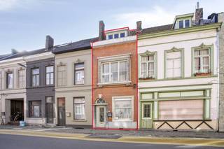 Gelegen in de Wandelingstraat, een zijstraat van de Veemarkt in Kortrijk, vinden we deze instapklare woning met 3 slaapkamers. Dankzij de centrale ligging nabij het stadscentrum en vlotte verbindingen naar belangrijke invalswegen, geniet je hier van optimaal wooncomfort. De gezellige leefruimte, de ruime kamers en het zonnige terras zijn slechts enkele van de vele troeven. Op zoek naar vastgoed in Kortrijk? Dan is dit zeker een bezoek waard!<br /><br />Indeling:<br /><br />Gelijkvloers:<br />- inkomhal met praktische bureauruimte<br />- gezellige zithoek met gaskachel<br />- comfortabele keuken met zicht op het terras<br />- aangename eethoek<br />- badkamer voorzien van douche, lavabomeubel en toilet<br />- leuk, zonnig terras<br /><br />Eerste verdieping:<br />- de master bedroom<br />- tweede slaapkamer met doorgang naar de zolderverdieping<br /><br />Tweede verdieping:<br />- twee af te werken kamers, ideaal als extra slaapkamer(s) en/of hobbyruimte / zolder<br /><br />Deze AI-visualisaties zijn bedoeld als inspiratie. Er werd geen rekening gehouden met technische specificaties, stedenbouwkundige voorschriften of de concrete mogelijkheden tot realisatie. <br /><br />Benieuwd naar meer?<br />Contacteer Cléo (0472/183996)<br /><br /><br />Dit pand is onderworpen aan de renovatieverplichting van de Vlaamse overheid voor residentiële gebouwen (behoudens bij sloop binnen 5 jaar na de aankoop). Consulteer voor meer informatie de website van het Vlaams Energie- en Klimaatagentschap via https://www.vlaanderen.be/een-woning-kopen/renovatieverplichting-voor-residentiele-gebouwen<br /><br />Bestuursmaatregelen in het maatregelenregister: nee