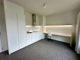 Ben je op zoek naar een eigen plekje in het hart van Leuven? Deze stijlvolle studentenstudio, gelegen aan de Riddersstraat, biedt alles wat je nodig hebt voor een comfortabele en praktische studententijd. Gebouwd in 2020 en voorzien van moderne voorzieningen, is deze studio de perfecte investering voor studenten of ouders die op zoek zijn naar een veilige en comfortabele woonplek voor hun studerende kinderen.<br /><br />Wat biedt deze studio?<br /><br />- Leefruimte: Een lichte en ruime leefruimte met een volledig uitgeruste keuken, ideaal om zowel te ontspannen als te studeren. Hier werd ook het bureau slim geïntegreerd. Verder is er ook een comfortabel bed om tot rust te komen.<br />- Ingerichte badkamer: Een moderne badkamer, compleet met alle voorzieningen die je nodig hebt.<br />- Aparte berging: Extra opbergruimte om je spullen netjes en georganiseerd te houden.<br />- Ondergrondse fietsenstalling: Inclusief een vaste plek voor je fiets, veilig en droog gestald in de ondergrondse fietsenstalling.<br /><br />Deze studio is perfect voor studenten die op zoek zijn naar een eigen plekje dicht bij universiteiten, winkels en openbaar vervoer. Ook ideaal als investering in een populaire studentenstad als Leuven.<br /><br />Interesse? Neem vandaag nog contact met ons op voor meer informatie of om een bezichtiging te plannen. Mis deze unieke kans niet om eigenaar te worden van deze moderne en centraal gelegen studio! <br /><br />EXTRA: individuele meters (gas/water/elektriciteit), recent, energiezuinig appartement. E-peil 48 (uc: 24062-G-RO216/0323/EP15513/A0001/D01/SD002) --> A-score! Perceelscore D, gebouwscore B, woongebied, stedenbouwkundige info aanwezig. Nabij winkels, autosnelweg, openbaar vervoer, etc. Voor meer info ga naar www.coenenvastgoed.be of bel 03/375.82.92
