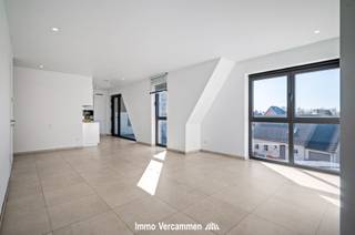 Bel appartement sur le toit avec terrasse orientée sud-ouest, situé dans une résidence agréable à proximité du centre du village de Berlaar. Cet...