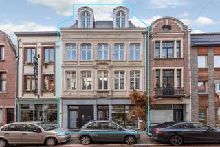Volledig gerenoveerde opbrengsteigendom met prachtige gevel en behoud van authentieke elementen in centrum Lier. <br /><br />Algemeen:<br />- Volledig gerenoveerd naar hedendaagse normen met respect voor de authentieke elementen<br />- Gebouw bestaande uit 5 appartementen en 1 workshop op het gelijkvloers<br />- Volledig verhuurd met mooi rendement<br />- Top ligging pal in het centrum van Lier<br />- Goede EPC scores<br />- Uitzonderlijke kans voor investeerders<br /><br />Indeling: <br />Gelijkvloers:<br />- Workshop/kantoor/handelsruimte (ca. 65m²)<br />- Achtergelegen gelijkvloers appartement met 2 slk en tuin (ca. 165m² bew opp en tuin ca. 85m²)<br /><br />1e verdieping:<br />- Ruim appartement met 2 slaapkamers (ca. 93m² met terras ca. 8 m²)<br />- Ruim appartement met 2 slaapkamers (ca. 112 m² met terras ca. 27m²)<br /><br />2e verdieping:<br />- 2 slaapkamer appartement (ca. 95m²)<br /><br />Dakverdieping:<br />- Dakappartement met leefruimte open tot in de nok van het gebouw (ca. 95m²)<br /><br />Documenten in aanvraag.
