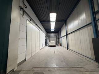 Dit veelzijdig bedrijfsgebouw in Machelen biedt een unieke combinatie van opslag, kantoor en bijkomende ruimtes op een uitstekend bereikbare...
