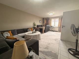 Interessant en verhuurd opbrengstgebouw bestaande uit 2 goed onderhouden appartementen, uiterst gunstig gelegen in het centrum van Kapelle-op-den-Bos. Elk appartement beschikt over 2 slaapkamers, een badkamer, een lichtrijke leefruimte en een afzonderlijke keuken. Daarnaast is per appartement een zeer ruime inpandige garage aanwezig in het gebouw.<br /><br />Achteraan bevindt zich een gemeenschappelijk koertje. Beide appartementen genieten bovendien van een balkon aan zowel de voor- als achterzijde van het gebouw, wat zorgt voor extra buitenruimte en een aangename lichtinval.<br /><br />Een uitstekende investeringsopportuniteit op een centrale locatie, met alle voorzieningen, winkels en openbaar vervoer op wandelafstand.