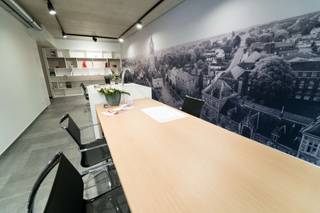 Prachtig gelijkvloers handelspand op drukke ligging te huur in Mol-centrum: * Indeling: handelsruimte, bureel/vergaderzaal, opslag, apart toilet,...