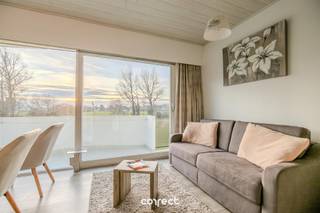 Op wandelafstand van het strand en de zee, vindt u dit prima onderhouden en volledig gemeubeld tweeslaapkamer appartement met 2 ruime terrassen in Park Atlantis. Het appartement is gelegen in een prachtig groene omgeving en bevindt zich op het gelijkvloers in de residentie 'Iris'. Vanuit het appartement heeft u een open uitzicht op de tuin. Park Atlantis voorziet in tal van faciliteiten (o.a. speeltuintjes, wandelpaden, petanqueveld,...) en garandeert u een rustig verblijf met voldoende parkeergelegenheid.Omvat: een lichtrijke woonkamer met moderne en ingerichte open keuken, een ruim en zonnig terras met open zicht en een volledig vernieuwde badkamer met inloopdouche, lavabo en toilet. Aan de overzijde van de gemeenschappelijke gang bevinden zich twee comfortabele slaapkamers waarvan 1 met kwalitatief tweepersoonsbed. Beide slaapkamers geven uit op een ruim tweede terras.TROEVEN:- gratis parkeergelegenheid voor het gebouw- volledig vernieuwd app. met nieuwe waterleiding + elektriciteit- 2 terrassen met prachtig open zicht- elektriciteit conform gekeurd- wordt gemeubeld verkocht (nieuwe meubelen)- aparte private berging inbegrepen- groene en rustige liggingDit appartement kan uw ideale vakantieverblijf zijn aan onze kust of uw perfecte investering.Domicilie niet toegestaan.Er geldt geen renovatieverplichting, omdat het gebouw vastgesteld bouwkundig erfgoed is.📞 Contacteer Lorenzo voor een bezoek: 0492 08 08 08 – lorenzo@correctvastgoed.be👉 Online schattingstool: https://www.correctvastgoed.be/schatting