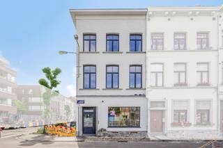Commerciële Ruimte (Vergund als Frituur)<br />Op het gelijkvloers bevindt zich een instapklare handelszaak, voorzien van eigen sanitair en een praktische opslagkelder.<br /><br />Klaar voor gebruik: Voorzien van professionele afzuigventilatie boven de keuken.<br /><br />Logistiek gemak: De achterdeur geeft directe toegang tot een inpandige garage. Hier passen moeiteloos een bestelwagen en meerdere fietsen in, wat het lossen van bestellingen extreem makkelijk maakt.<br /><br />Karaktervol Wonen met Modern Comfort<br />De privéwoning is via de Gosseliestraat toegankelijk met een aparte ingang en beschikt over een eigen kelder. Dit is een pand voor echte liefhebbers: de authentieke, rustieke esthetiek blijft bewaard door het warme houten parket en de originele houten trap.<br /><br />1e Verdieping: Een moderne open keuken met prachtig kanaalzicht. De woonkamer opent naar een fantastisch zonovergoten, zuidgericht terras van 30m².<br /><br />2e Verdieping: Twee ruime slaapkamers en een moderne, minimalistisch Scandinavische badkamer.<br /><br />3e Verdieping: Een gigantische polyvalente ruimte met de mogelijkheid tot 2 extra slaapkamers, een riant bureau of een speelkamer.<br /><br />Klaar om wonen, werken en genieten te combineren? Neem vandaag nog contact op voor een bezichtiging!<br /><br />Vaïk Géczy<br />vaik.geczy@dewaele.com<br />+32 456 72 15 89