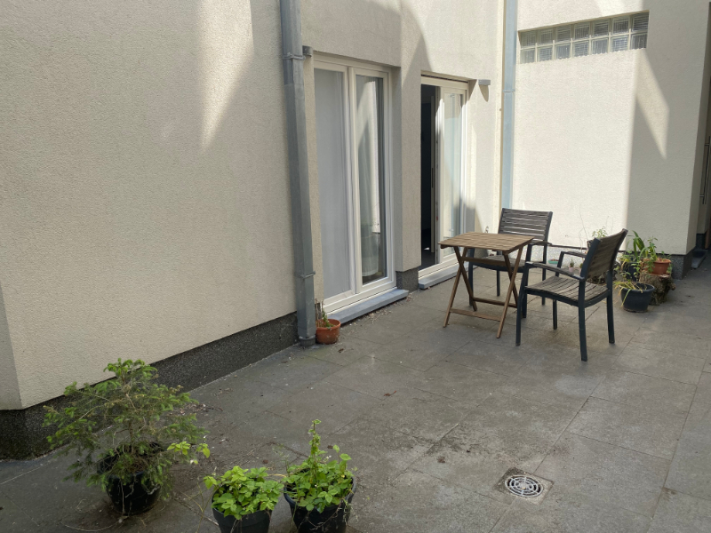 --- NIEUW --- Gezellig gelijkvloers appartement met 2 slaapkamers en terras op wandelafstand van het historisch centrum. - foto 3