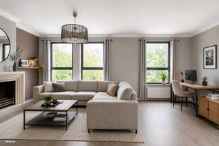 Dit aangename appartement is gelegen op het Hendrik Heymanplein, een uitstekende locatie in het hart van Sint-Niklaas. Dankzij de <strong>centrale ligging </strong>bevinden winkels, horeca, openbaar vervoer en alle dagelijkse voorzieningen zich op wandelafstand. Ideaal voor wie comfortabel wil wonen met alles binnen handbereik.<br /><br />Het appartement bevindt zich op de eerste verdieping en geniet dankzij de <strong>halfopen </strong>ligging van een bijzonder aangename lichtinval. De praktische indeling zorgt voor een optimaal wooncomfort en omvat een ruime en lichtrijke leefruimte, een afzonderlijke keuken, een badkamer met dubbele wastafel en ligbad, en<strong> twee volwaardige slaapkamers</strong>.<br /><br />Daarnaast beschikt het appartement over een <strong>overdekt terras </strong>met een aangenaam uitzicht op het groen.<br /><br />Een <strong>privatieve kelderberging</strong> biedt bovendien extra opbergruimte en verhoogt het praktische comfort.<br /><br />Als extra troef is een <strong>autostaanplaats </strong>inbegrepen in de vraagprijs, wat zorgt voor een zorgeloze parkeermogelijkheid op deze centrale ligging.<br /><br /><strong>Troeven</strong>
<ul>
<li>Autostaanplaats inbegrepen in de vraagprijs</li>
<li>Centrale ligging aan het Hendrik Heymanplein</li>
<li>Ruime en lichtrijke leefruimte</li>
<li>Overdekt terras met groen uitzicht</li>
<li>Afzonderlijke keuken</li>
<li>Privatieve kelderberging</li>
<li>Winkels, horeca en openbaar vervoer op wandelafstand</li>
</ul>
Wenst u dit appartement te bezichtigen? Aarzel dan niet om contact op te nemen via emily@claves.be of telefonisch op 03 502 98 74.<br />