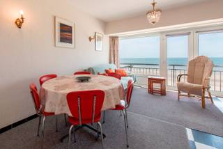 Gezellige studio gelegen op de zesde verdieping in de Residentie Miami Beach. Aangename woonkamer met fantastisch zicht op zee, halfopen keuken...
