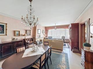 <p>Stijlvolle bel-étage met ZW-tuin, ruime garage, oprit voor 2 auto's + voor de oprit 1 plaats! Multifunctionele ruimte én uitbreidingspotentieel.<br /><br />Op zoek naar een lichtrijke woning met veel ruimte, een uitstekende ligging én toekomstmogelijkheden? Dan is deze verzorgde bel-étage beslist een bezoek waard.<br /><br />Bij het binnenkomen wordt u verwelkomd in een ruime inkomhal met maatwerkkasten. Op het gelijkvloers bevindt zich een multifunctionele ruimte die perfect dienst kan doen als slaapkamer, bureau, praktijkruimte of zelfs kangeroewoning. Dankzij de aparte badkamer met toilet biedt deze verdieping tal van mogelijkheden. Verder beschikt de woning over een uitzonderlijk ruime garage, een oprit voor minstens twee wagens en een zonnige zuidwestgerichte tuin met terras waar u de hele dag van de zon geniet.<br /><br />De eerste verdieping baadt in het natuurlijke licht en biedt een aangename leefruimte met grote raampartijen, een gezellige eetkamer en salon, aansluitend aan een volledig geïnstalleerde keuken. Verder vindt u hier een ruime masterbedroom met een rustgevend uitzicht op de tuin, een verzorgde badkamer met lavabo en bad/douche en een apart gastentoilet.<br /><br />Extra troef: achter de huidige voorgevel bevindt zich vandaag een plat dak. Volgens de stedenbouwkundige mogelijkheden kan, mits het bekomen van de nodige vergunningen, een extra verdieping worden gerealiseerd. Een unieke opportuniteit voor wie extra woonruimte of een waardevermeerdering van de woning wenst.<br /><br />Troeven<br /><br />✔ Zuidwestgerichte tuin met terras<br />✔ Multifunctionele ruimte met eigen badkamer en toilet<br />✔ Zeer ruime garage en oprit voor minstens 2 wagens<br />✔ Lichtrijke leefruimte met grote raampartijen<br />✔ Volledig geïnstalleerde keuken<br />✔ Masterbedroom met tuinzicht<br />✔ Verwarming op mazout, met reeds aanwezige gasaansluiting<br />✔ Mogelijkheid tot uitbreiding met een extra verdieping (mits vergunning)<br /><br />De woning is centraal gelegen, op wandelafstand van scholen, winkels en sportfaciliteiten, en geniet bovendien van een vlotte verbinding naar de autosnelwegen.<br /><br />Interesse? Neem contact op met Laila via laila@immodor.be of bel 0477/30 85 59 voor een bezoek.<br /><br />Stedenbouwkundige inlichtingen: mogelijkheid tot uitbreiding met één extra verdieping, mits het verkrijgen van de vereiste vergunningen.</p>