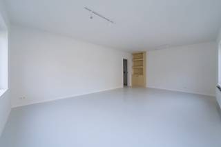 <p> Gelegen op het gelijkvloers van een <strong>volledig gerenoveerd gebouw</strong>, biedt dit kantoor een bruto oppervlakte van ongeveer 55 m². Het geniet van een uitstekende lichtinval en een <strong>functionele indeling</strong> die ideaal is voor een <strong>kantoor of vrij beroep.</strong></p><p>Het pand bestaat uit:</p><ul><li><p>Een <strong>ruime en lichtrijke</strong> kantoorruimte</p></li><li><p>Een <strong>privatieve inkomhal </strong>(ideaal als wachtruimte)</p></li><li><p>Een <strong>uitgeruste kitchenette</strong></p></li><li><p>Een <strong>apart toilet</strong></p></li><li><p>Toegang tot een aangename <strong>privatieve buitenkoer</strong></p></li></ul><p>Het kantoor werd <strong>recent gerenoveerd met moderne en kwalitatieve afwerkingen</strong>:</p><ul><li><p>Nieuwe raamkozijnen</p></li><li><p>Hedendaagse vloerbekleding</p></li><li><p>Elektriciteit en technische installaties conform de normen</p></li></ul><p>De indeling is flexibel en eenvoudig aanpasbaar aan uw professionele behoeften.</p><p>Gelegen in Sint-Pieters-Leeuw, in een rustige buurt met een goede bereikbaarheid en vlak bij Brussel.</p><p>Optie: afgesloten garage beschikbaar voor € 25.000.</p><p> </p><p>Stedenbouwkundige inlichtingen in aanvraag. Maatregelen opgenomen in het maatregelenregister: nee.</p>